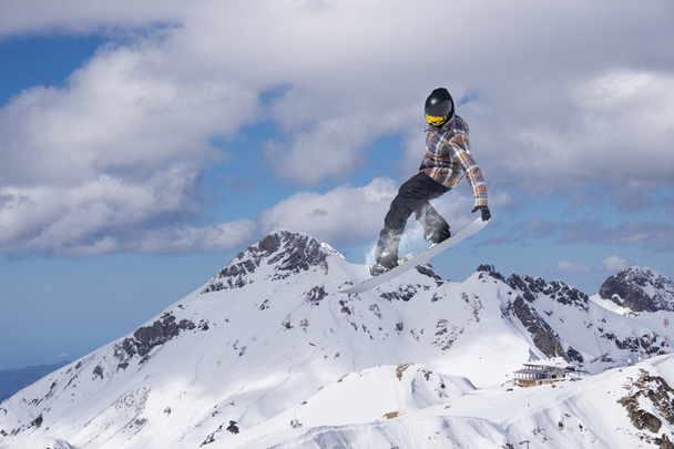山、極端なスポーツのスノーボーダーを飛んでください。 - 写真・画像