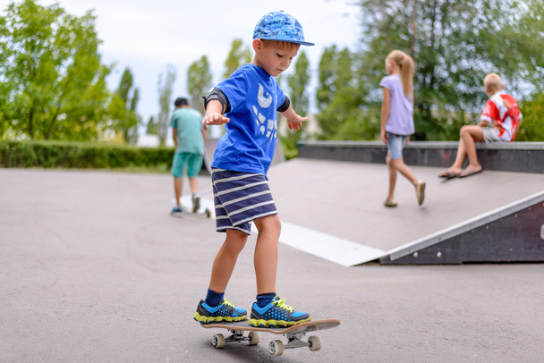 Petit garçon pratiquant sur son skateboard
 - Photo, image