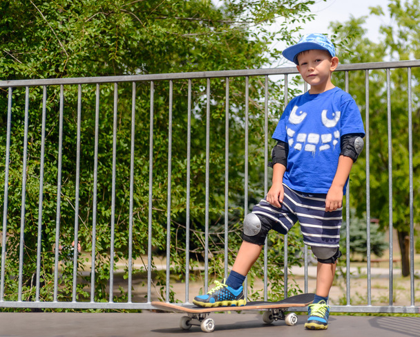 Мальчик катается на скейте в парке
 - Фото, изображение