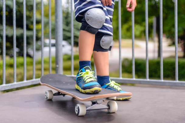Jeune garçon avec son skateboard sur une rampe
 - Photo, image