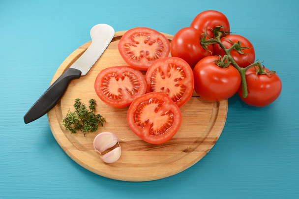 Tomates à l'ail et au thym, prêtes à rôtir
 - Photo, image