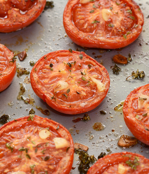 Roast tomatoes, seasoned with thyme and garlic - Foto, imagen