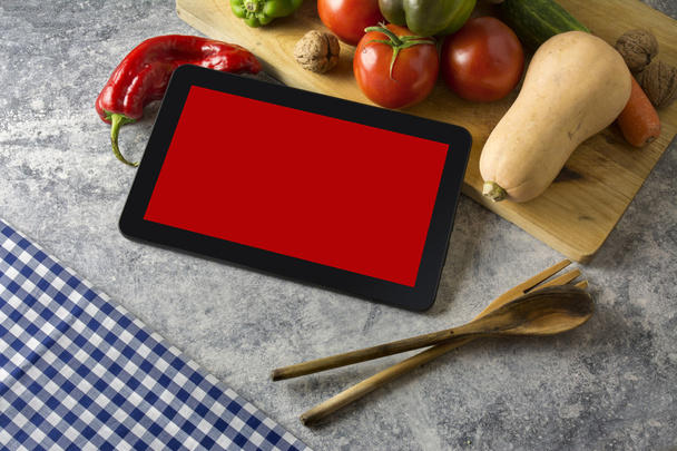 Digitales Tablet mit frischem Gemüse - Foto, Bild