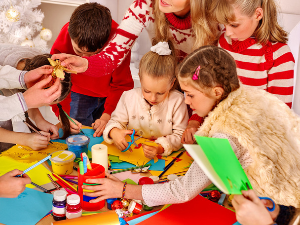 Niños pintando y cortando papel sissors en la escuela de arte
. - Foto, Imagen
