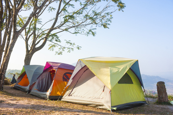Tres tiendas de campaña acampando en la montaña
 - Foto, imagen