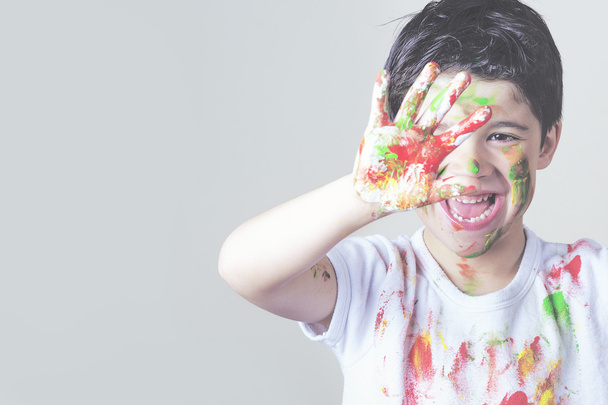 fiú, festett arccal és póló-festés - Fotó, kép