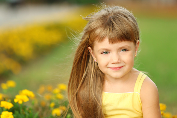 Little girl with flowers   - Foto, Imagem
