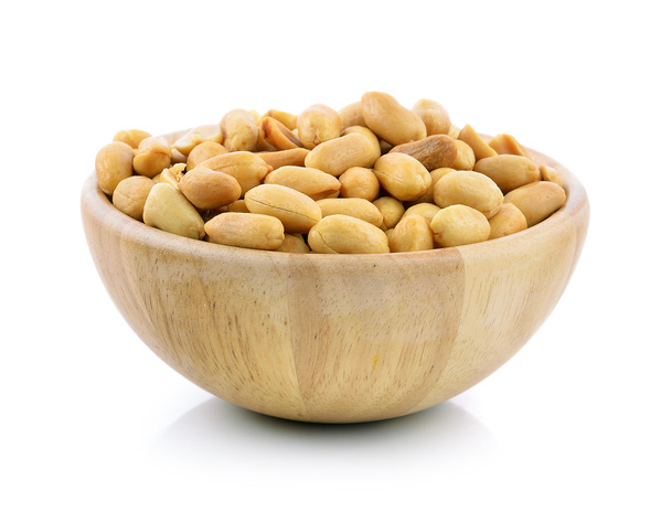 Erdnüsse in einer Holzschale auf weißem Hintergrund - Foto, Bild