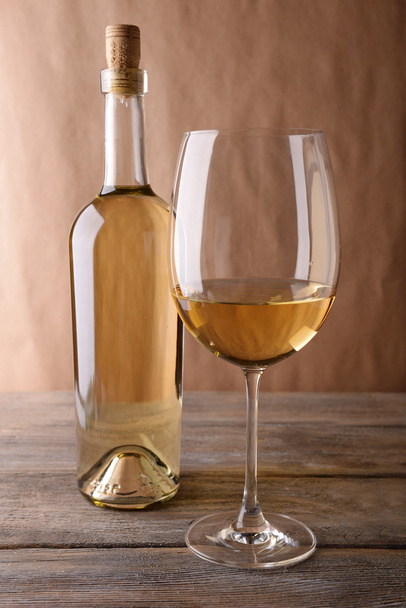 bottle of white wine and a glass - Фото, изображение