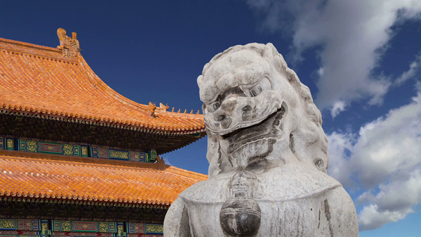 Кам'яний хранитель Лева статуя в Бейхай парк-це Імператорський сад на північний захід від Заборонене місто в Пекіні, Китай - Кадри, відео