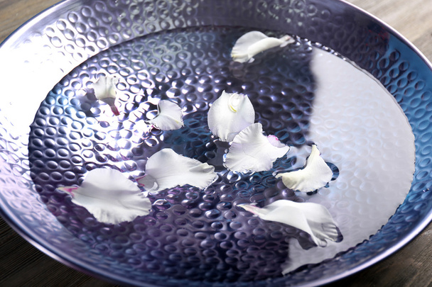 Лепестки цветов в тарелке
 - Фото, изображение