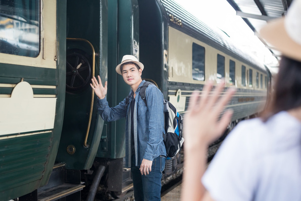 Guapo joven asiático hombre decir adiós a novia en tren stat
 - Foto, imagen