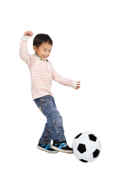 Onnellinen aasialainen poika pelaa jalkapalloa eristetty valkoisella taustalla
 - Valokuva, kuva