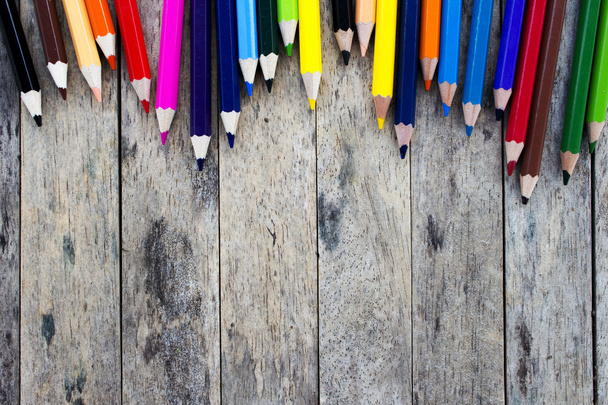 кольорові олівці на фоні дошки деревини
 - Фото, зображення