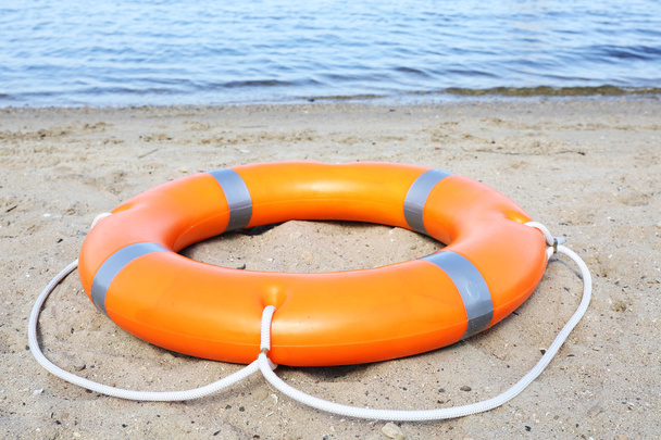 A life buoy on the beach - Foto, immagini