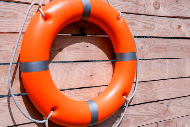 A life buoy on wooden background - Φωτογραφία, εικόνα