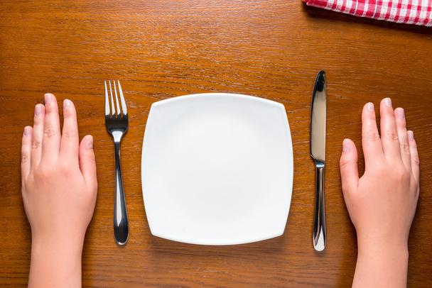 Mulher com fome à espera de jantar
 - Foto, Imagem