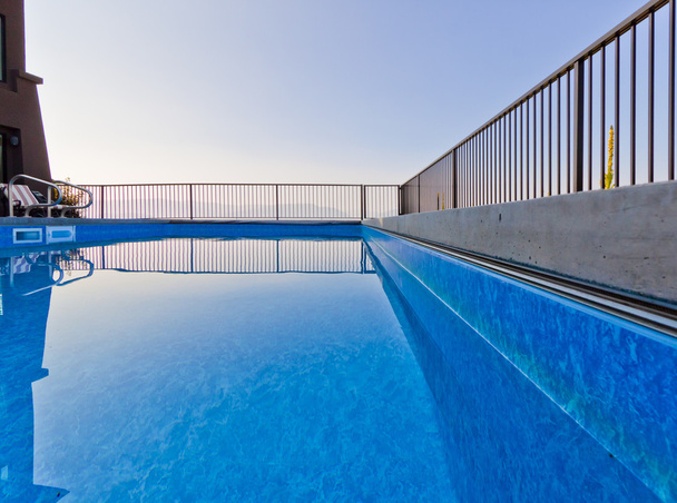 Agua azul en la piscina
 - Foto, Imagen