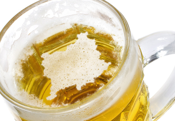 Cabeza de cerveza en forma de Kosovo en una taza de cerveza. (serie
) - Foto, Imagen
