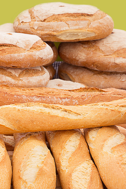 Διάφορα ψωμιά στο αρτοποιείο - Φωτογραφία, εικόνα