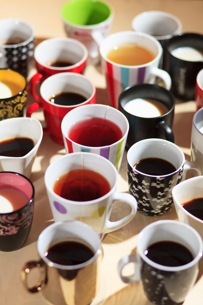 té, café y leche en tazas
 - Foto, Imagen
