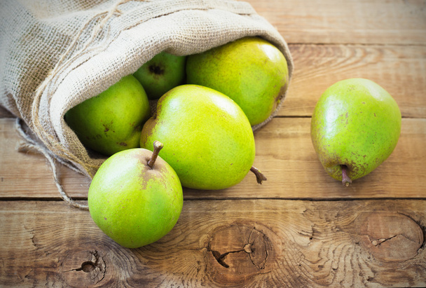 Fresh organic pears on old wood. Pear autumn harvest - Fotoğraf, Görsel