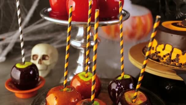 конфетные яблоки и торт на Хэллоуин
. - Кадры, видео