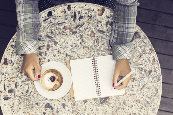 Κορίτσι με το φλυτζάνι του καφέ και ημερολόγιο - Φωτογραφία, εικόνα