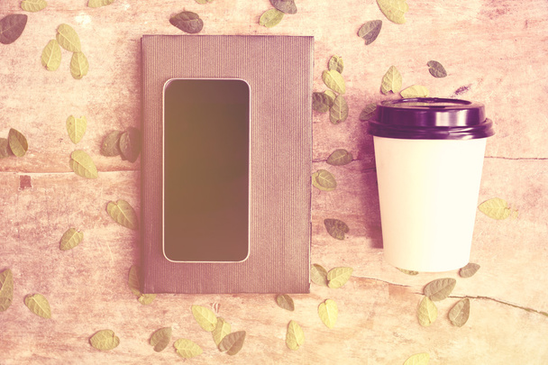 teléfono celular, diario y taza de café
 - Foto, imagen