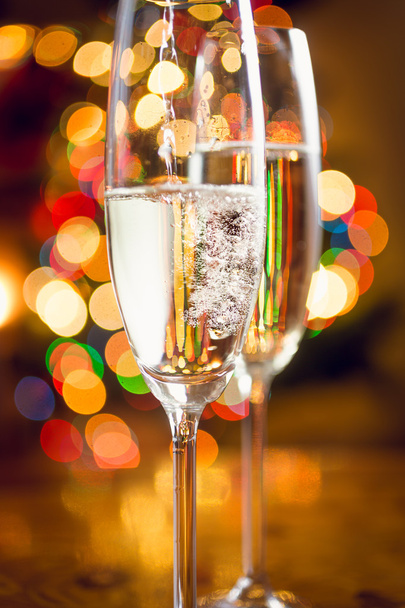 Noel ışıkları karşı bardaklarda makro şampanya döktü - Fotoğraf, Görsel