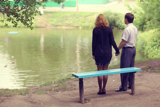 Jeune couple étreignant dans le parc été
 - Photo, image