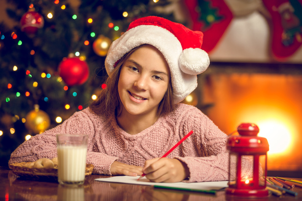 mosolygó lány írásban levél Santa portréja - Fotó, kép