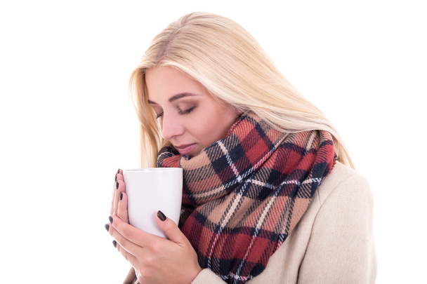 bouchent portrait de femme blonde dans des vêtements chauds avec tasse de cof - Photo, image