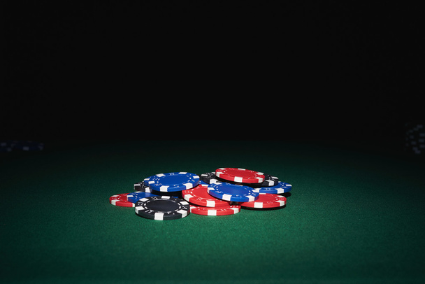 Pokerchips auf dem Tisch - Foto, Bild