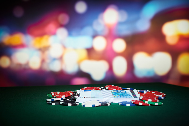 Fichas de poker con dinero
 - Foto, imagen