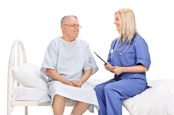 Potilas ja naislääkäri keskustelemassa
 - Valokuva, kuva