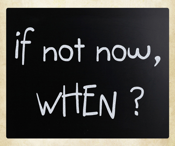 "Als niet nu, wanneer? "handgeschreven met wit krijt op een bord - Foto, afbeelding
