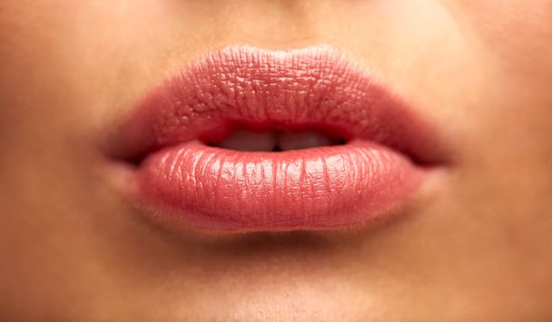 Nahaufnahme der Lippen einer jungen Frau - Foto, Bild