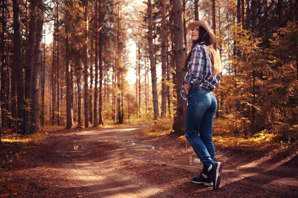 Fall forest landscape girl walk - Foto, afbeelding