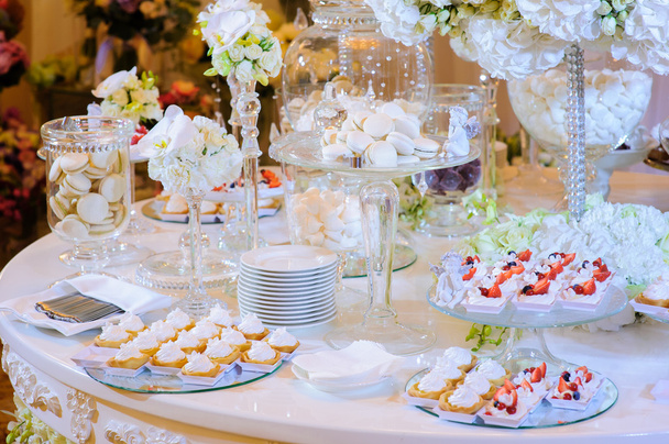 Десертный стол на свадебной церемонии
 - Фото, изображение