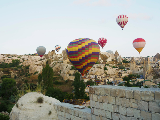 Balões de ar quente sobre a paisagem na Capadócia, Turquia, Goreme
 - Foto, Imagem