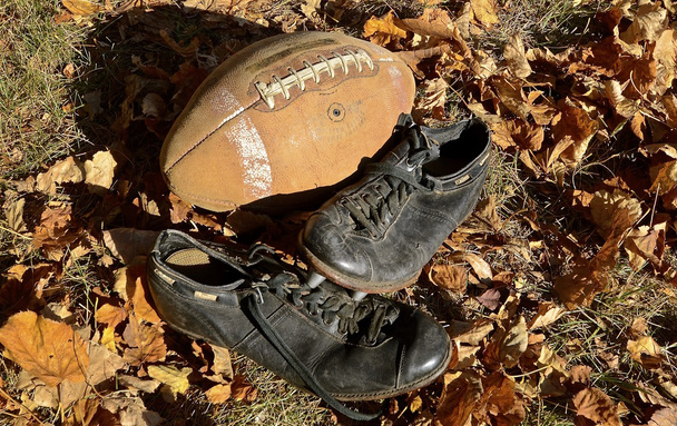 Παλιά ποδοσφαίρου από δέρμα και παπούτσια με αιχμές - Φωτογραφία, εικόνα