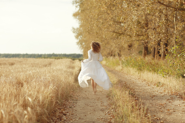 Žena bílé šaty na podzim road - Fotografie, Obrázek