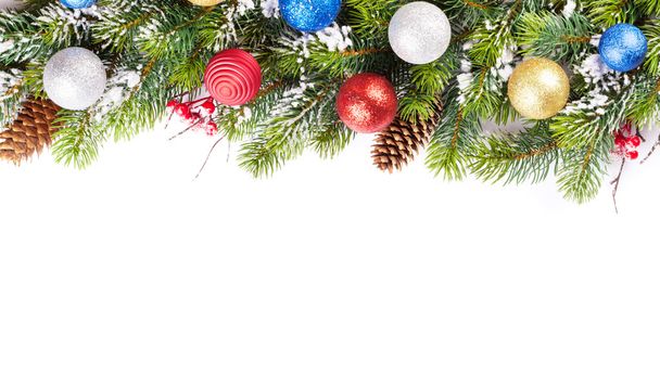 Boże Narodzenie drzewo gałąź z śniegu i bombki - Zdjęcie, obraz