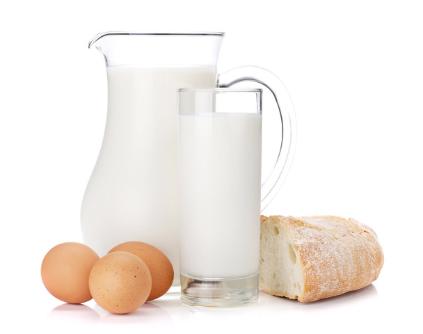 Jarra de leche, vaso, huevos y pan
 - Foto, imagen