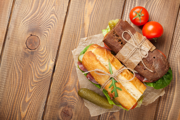 Duas sanduíches com salada, presunto, queijo
 - Foto, Imagem