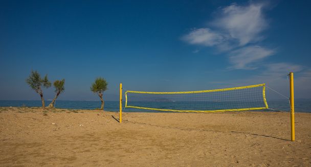 Rede de vôlei na praia arenosa
 - Foto, Imagem