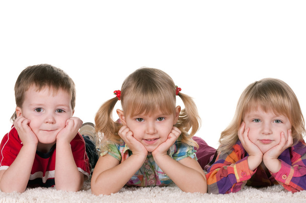 Trois enfants sur le tapis
 - Photo, image