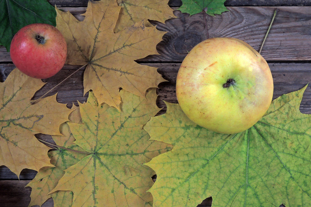 Manzanas maduras sobre mesa de madera - Foto, Imagen