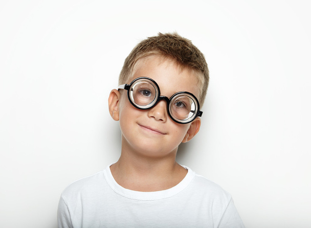 mały chłopiec w okularach, uśmiechając się - Zdjęcie, obraz